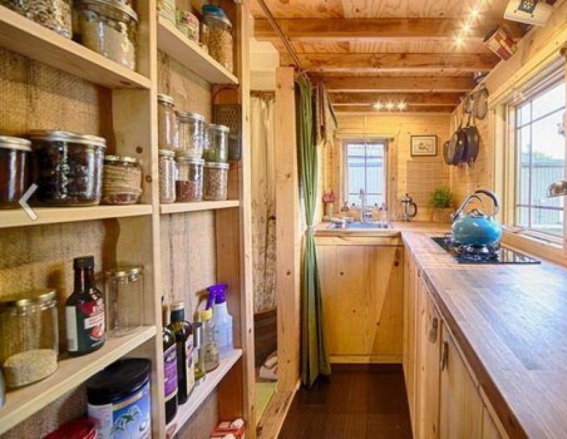 Интерьер кухни с деревянными стенами. Кухня на даче в деревянном доме: дизайн и отделка своими руками. Стеновые и потолочные панели